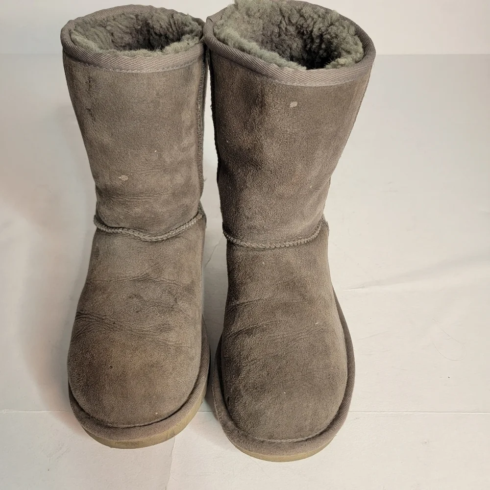 Ugg Boots Classic Short Sz 7 Gray Sheepskin Lined 5825